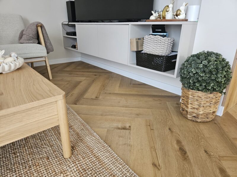 Salon w odcieniach beżu z podłogą jodełka — realizacja Varia